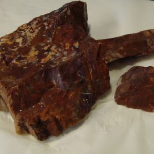 Forstenet tre fra Arizona. Størrelse på bitene; 10-3000 gram. Prisen er oppgitt pr. 100 gram.