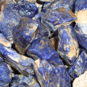 Sodalitt. Biter i størrelse 50-100 gram. Pose med 500 gram.